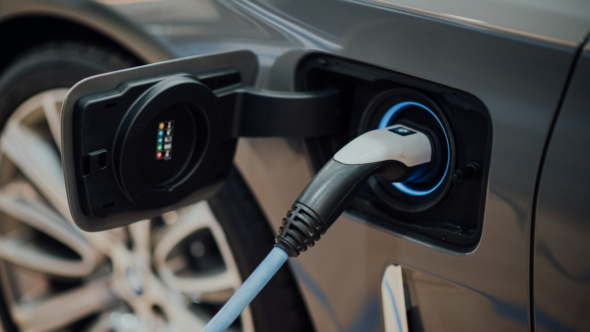 Como escolher o carregador ideal para o seu veículo elétrico em casa.